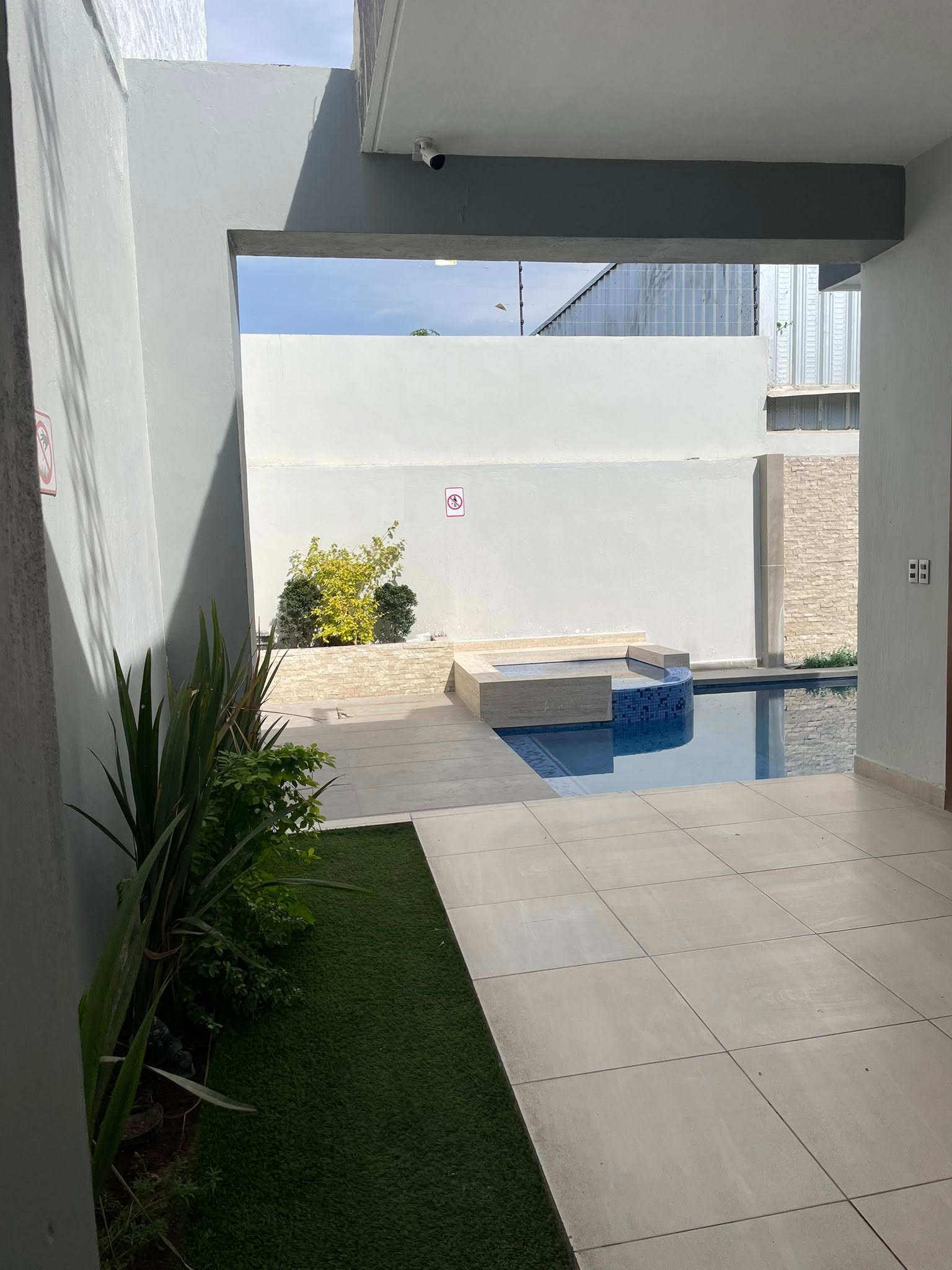 Pasillo de Acceso a la Alberca - Terraza La Opulenza
